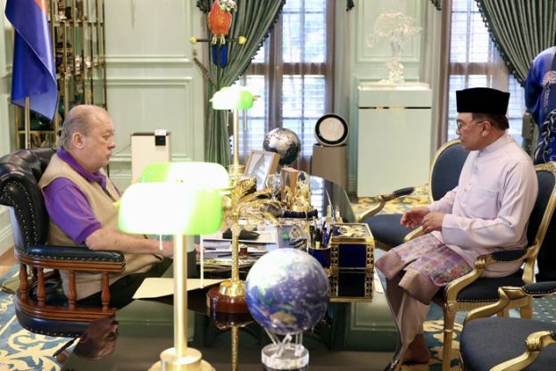 首相安华（右）觐见国家元首苏丹依布拉欣陛下。