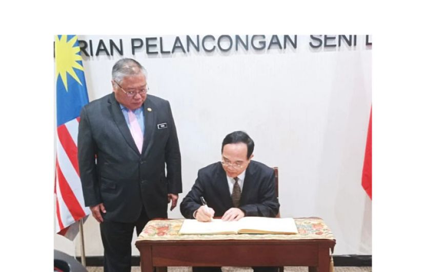 拿督斯里张庆信（左）接待福建省委常委林宝金的到访。