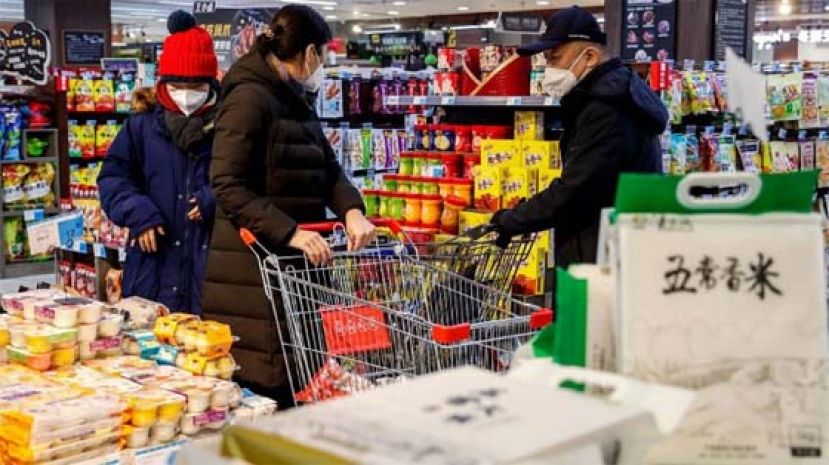 民众5日在乌鲁木齐的超市购物。