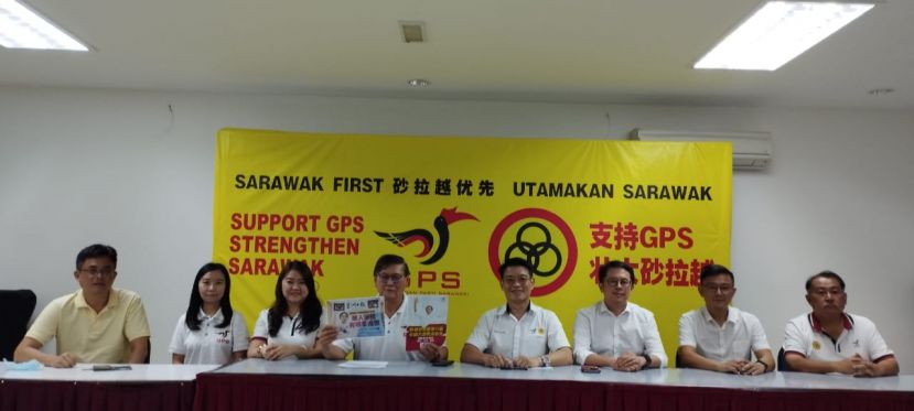 砂人联党行动室主任曾镇江（左4）在主持新闻发布会时摄。