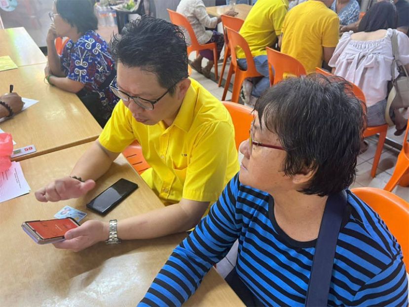 郑志国通过流动服务模式深入社区，协助民众面对制度上的学习门槛。