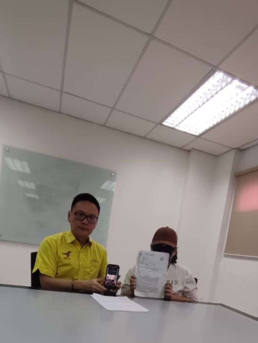 新闻发布会上一摄。