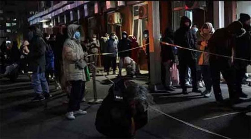 北京多地医院爆满，年老者在零下6&deg;排队。