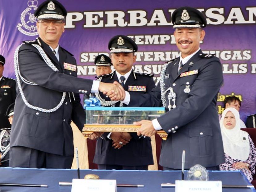 阿邦拉曼（前排右）在尤索夫玛末（前排中）的见证下，移交砂第五区水警指挥官指挥棒山索尔（前排左）。