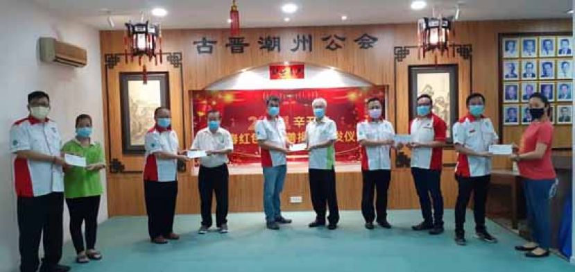 该会会长周文盛（左五）、第二副会长陈瑞光（右四）、财政林瑞钊（左三）、产业股主任卢少奎（左一），以及福利股主任陈实福（右  二）同时移交慈善捐款给部分慈善机构的代表。