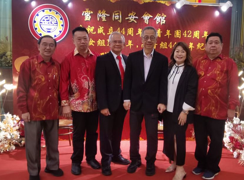 砂拉越金门会馆出席雪隆同安会馆会庆合影，雪隆同安会馆会长高健迪(左三)与砂拉越金门会馆主席洪益勤(右三)。