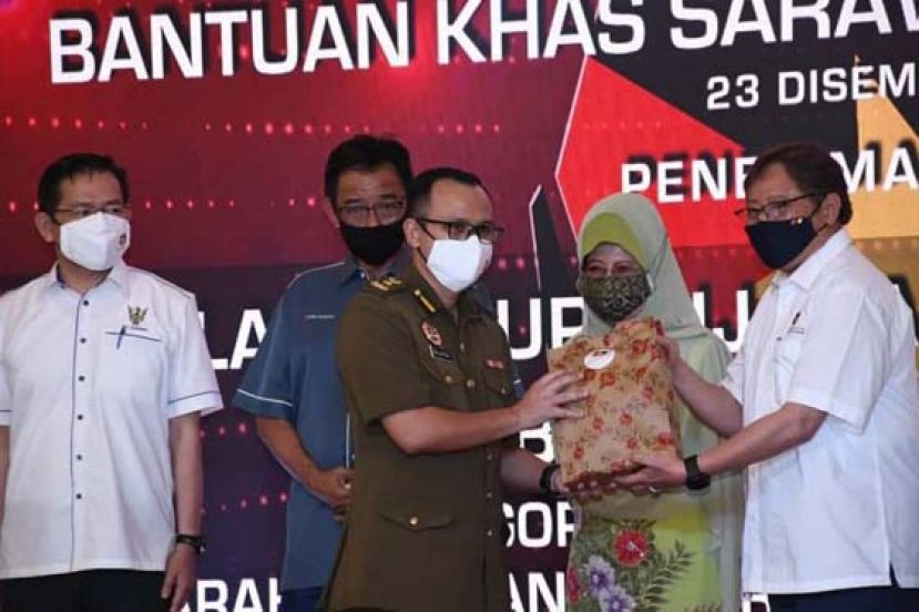 砂首长拿督巴丁宜阿邦佐哈里（右一）颁发礼品予执法单位代表。