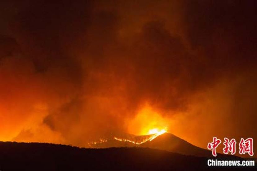 当地时间8月1日，美国加州樱桃谷地区发生野火。