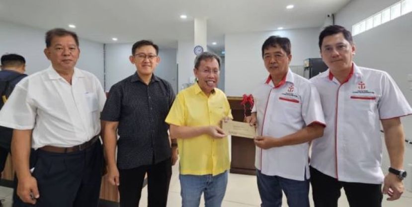 毕打拿忠福宫主席许义华（右2）移交“圣驾巡游”主宾邀请函予拿督阿玛沈桂贤副总理；左起为宣传陈中兴、顾问薛华东；右是秘书马可倧。