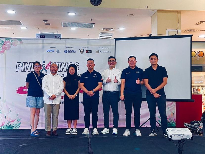 左边起：MAYBELLINE赞助商, PLAZA MERDEKA 市场营销经理SAM AVENIDO, 活动筹备会主席张凯莉，JCI 砂拉越区主席萧扬明，JCI古晋会长张玜珅，JCI 砂拉越区全国副会长杨富凯，VIDA赞助商。