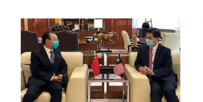 中国驻马大使欧阳玉靖(左)与拿督斯里阿兹敏阿里交谈甚欢。