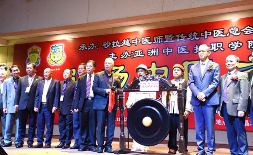 拿督陈超耀（左7）为&ldquo;弘扬中医之夜&rdquo;主持开幕鸣锣。左6为砂中医师暨传统中医总会会长江宗兴，右1及2为程洪领事，中国驻古晋副总领事张阳。