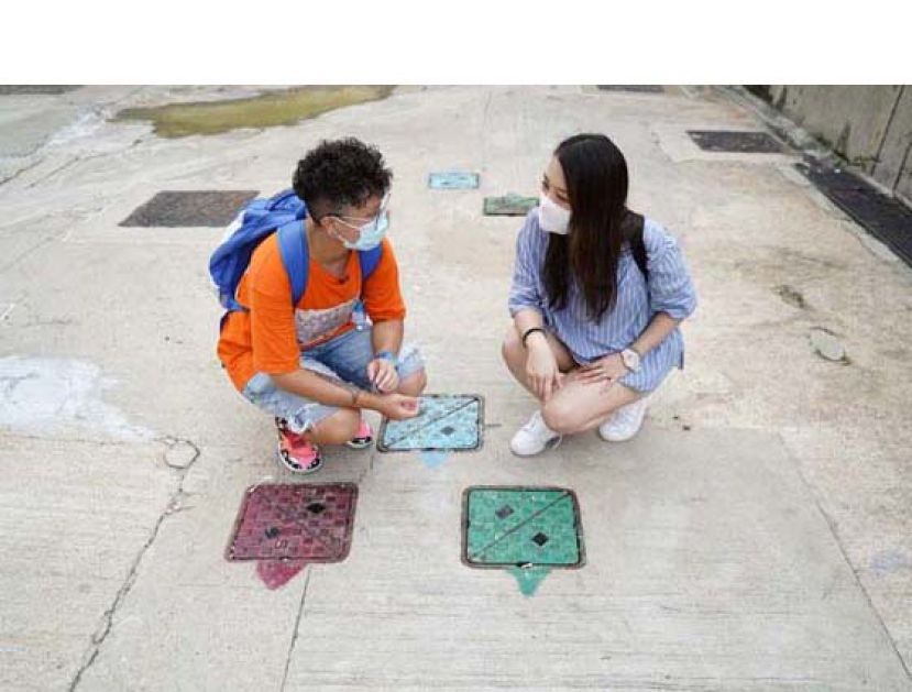 渠盖油上不同颜色以分辨其状态和功用，红色是食水；蓝色是有待维修；绿色是未处理污水。