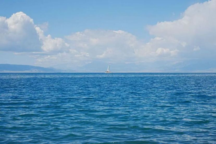 赛里木湖风光。