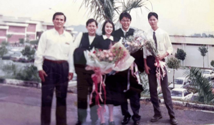 郭荣福（右二）于1997年摄于母校的毕业照。