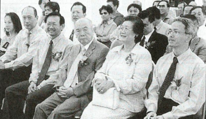  图示：黄祖耀伉俪和长子一宗（左二）及田承凯市长（左三）等合摄于2003年8月8日，大华银行古晋分行的开幕礼上。