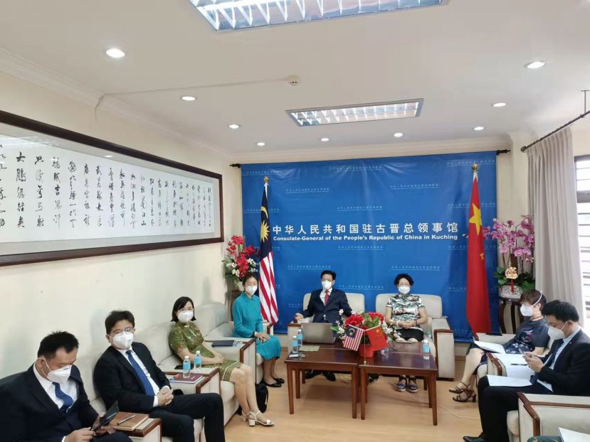 中国驻古晋总领事程广中与夫人高翠莲教授于今日举行线上离任招待会上。