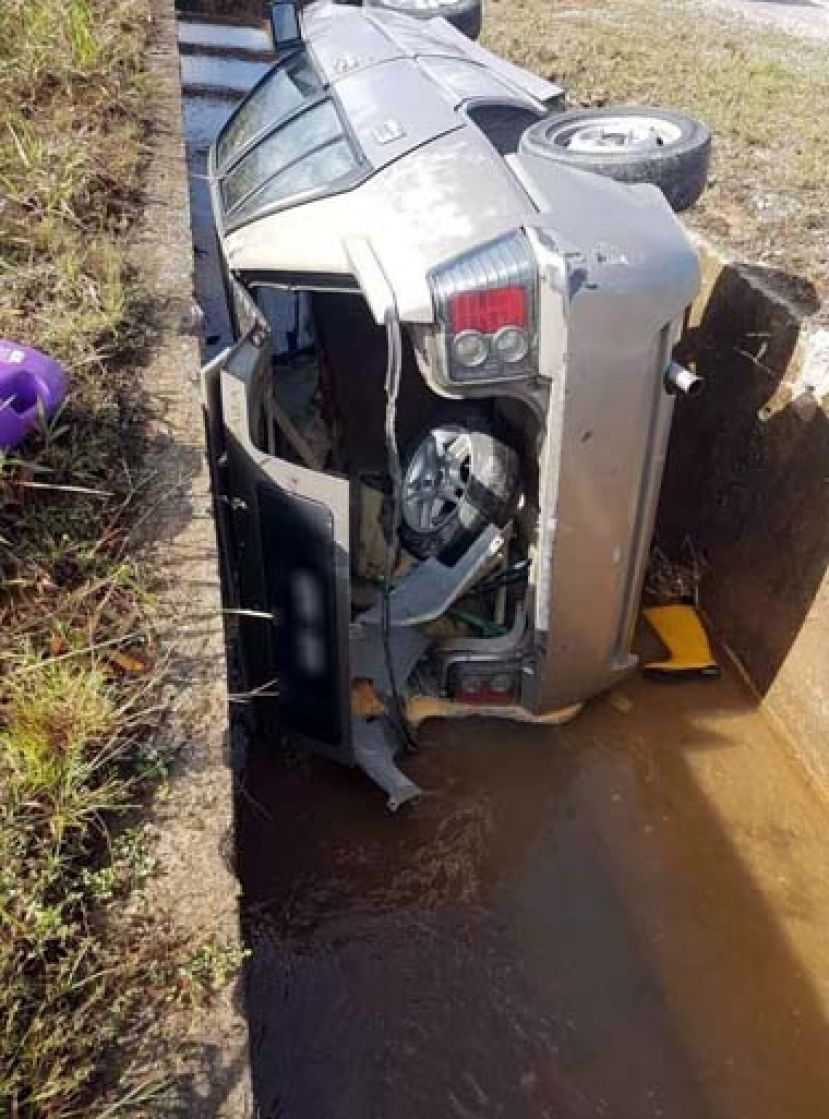 国产沙嘉轿车撞入路旁洋灰沟。