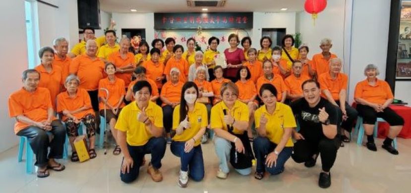 出席双亲节同欢共庆活动的云南善堂老人收容所的住院长辈们与紫辉阁妇女组理事们合影。后排右四为善堂老人院代表陈桂叶代表赠送感谢状给紫辉阁妇女组，由主任陈桂英（后排左七）接领。