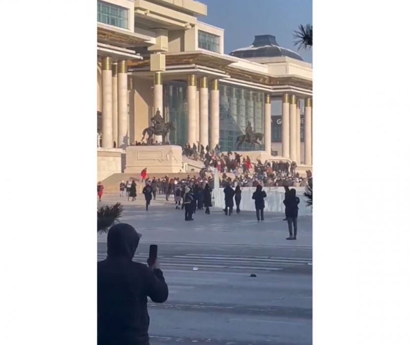 蒙古抗议群众试图闯进国家宫。