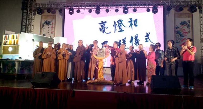 拿督沈桂贤为古晋三圣佛堂庆祝开山40周年、重建19周年纪念千人素宴主持开幕礼。