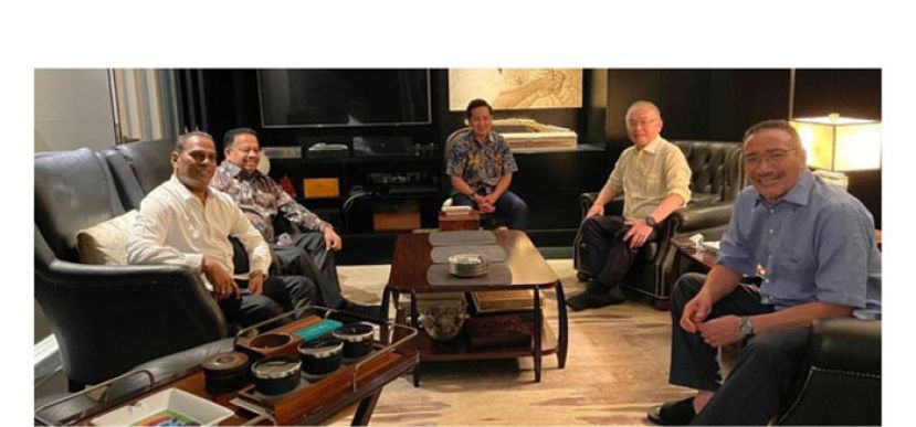 拿督斯里希山慕丁在聚餐前，与国阵领袖合影。