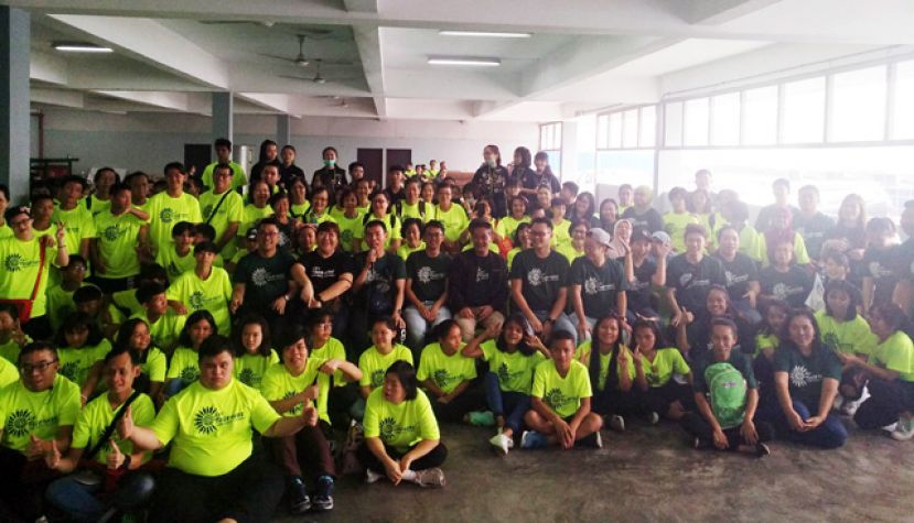 参与的团体在出现前和施志豪州议员等拍合照留念。