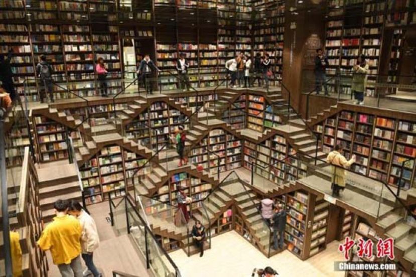 重庆九龙坡区商圈内，一书店因设计感非常独特，吸引了不少民众前来打卡玩耍。