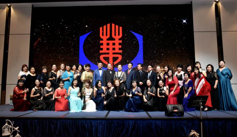 晋汉连省华总妇女组&ldquo;感恩有你&rdquo;晚宴，中国驻古晋总领事程广中、晚宴总赞助人拿督邓伦奇、晋汉连省华总会长拿督黄良杰、晋汉连省华总执行顾问黄张金发、副会长副符气安与妇女组理事合照。