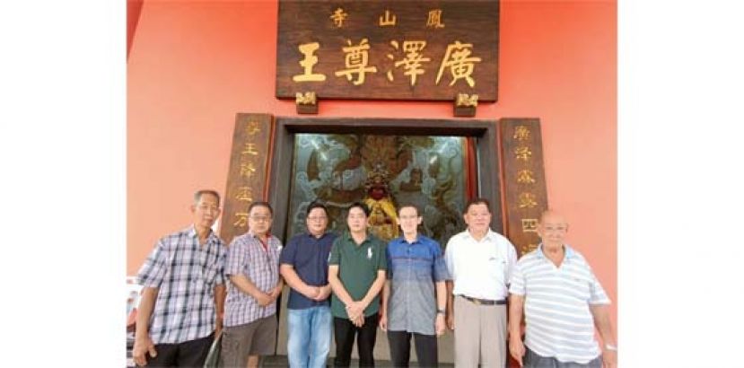 古晋毕打拿忠福宫主席许义华（左4）、义诊筹备会主席张荣华（左3）邀请薛华东（左5）当慈善爱心中医义诊顾问；左起为陈金河、张养好；右起是张燕辉、陈中兴。