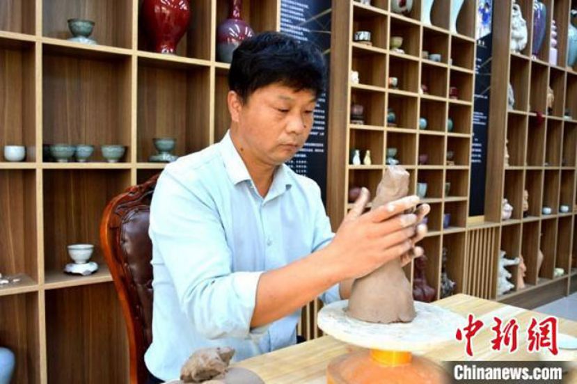 闫强正在塑形。