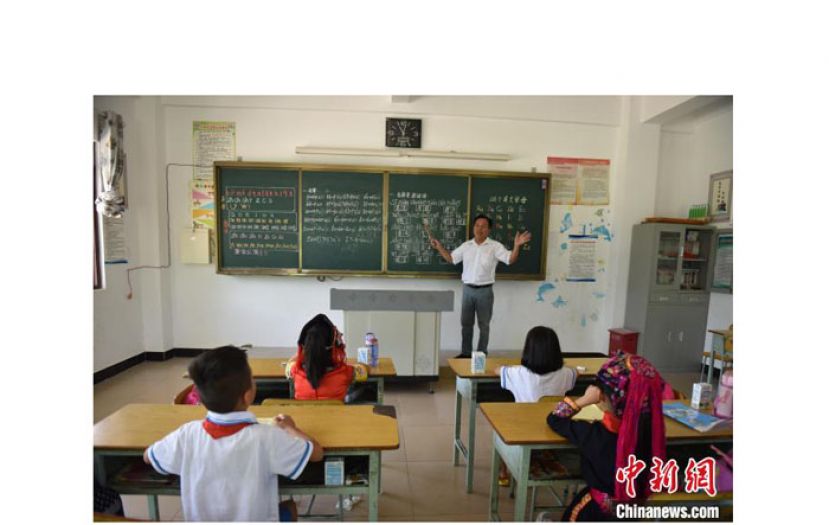 李修雄在讲课。