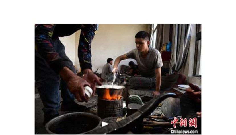 扎西吉彩金银铜器厂工人正在制作产品。