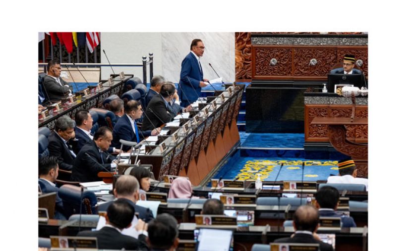 拿督斯里安华向国会发表谈话。