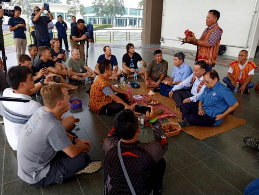 各国跳伞员在诗巫敦端姑武让第一广场舞台参加达雅族的米灵传统祈福仪式。