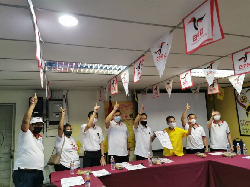 砂政党联盟巴都林当区候选人薛华东（右4）今日推介其选区竞选宣言，右3为该党主席拿督斯里沈桂贤。