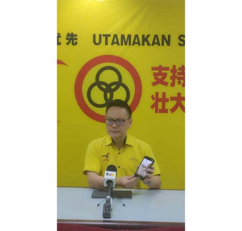 砂拉越人联党公共投诉局主任符祥威在召开新闻发布会上时影。
