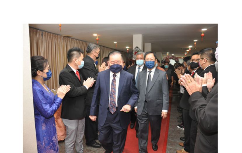 拿督斯里刘为强太平局绅和拿督刘利民等抵步时，受到热烈迎接。