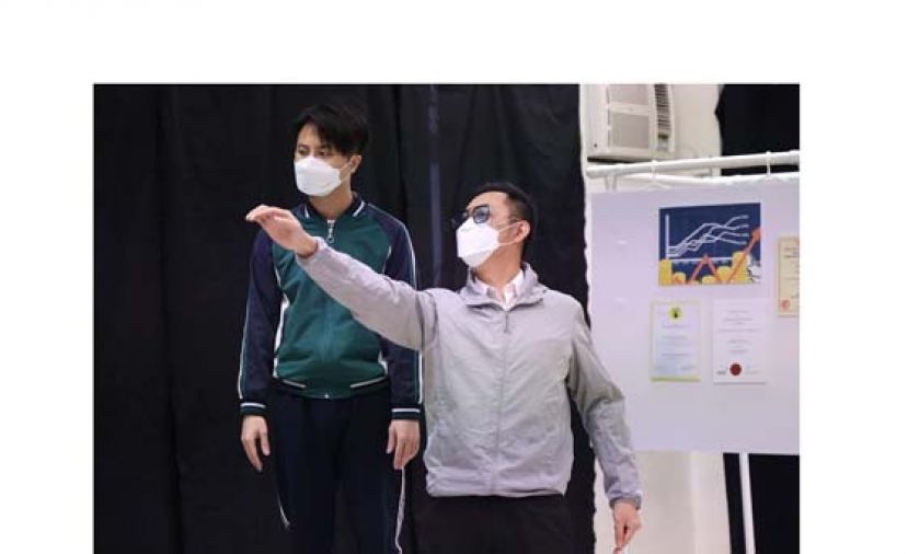 今年四十岁的郑展晴（右），认识他的朋友均叫他做&ldquo;炒散王&rdquo;。