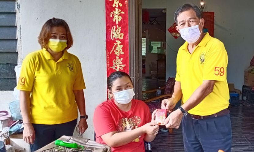 林亚德代表拿督斯里沈桂贤移交医药捐款给蔡晓芬，左是温淑萍。