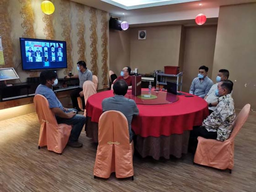 视频交流进行时摄。右起分别为总会长拿督斯里刘为强太平局绅、总团长苏腾逸、秘书黃耀明及总会副总会长甲必丹拿督刘思乐。