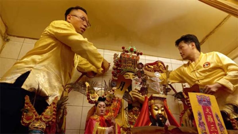 古晋东嶽观正炉主李欲熙（右）、副炉主郑国昌（左）为主神注生大帝神像挂红。