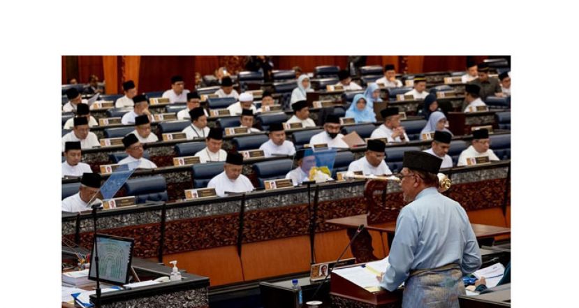 首相安华在国会提呈2023年财案。