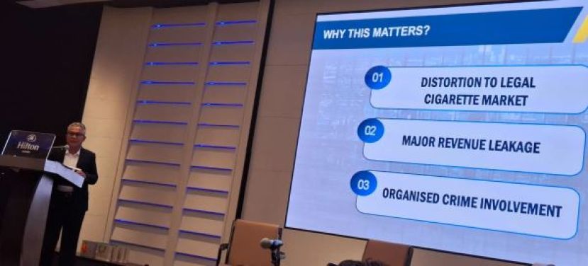 砂关税局副局长阿邦扎玛里出席DayakDaily主办的&ldquo;砂拉越非法贸易：驱动因素、风险与禁令代价&rdquo;讲座会发言时影。