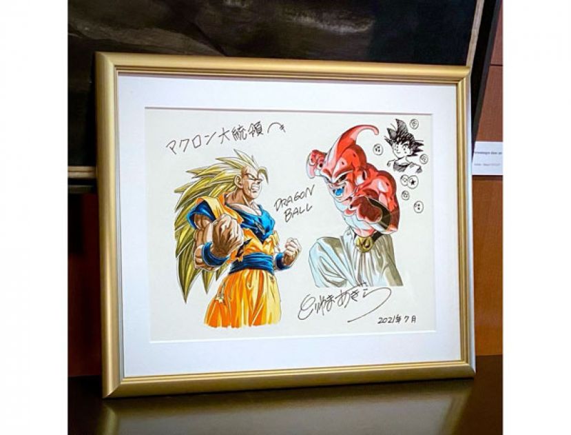 马克龙张贴了鸟山明的签名画作悼念。