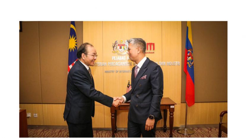 东姑扎夫鲁（右）与欧阳玉靖会面。（取自东姑扎夫鲁脸书）