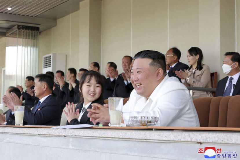 金正恩15日带著宝贝女儿金主爱、胞妹金与正出席观赏由内阁和国防省主办的体育竞赛。