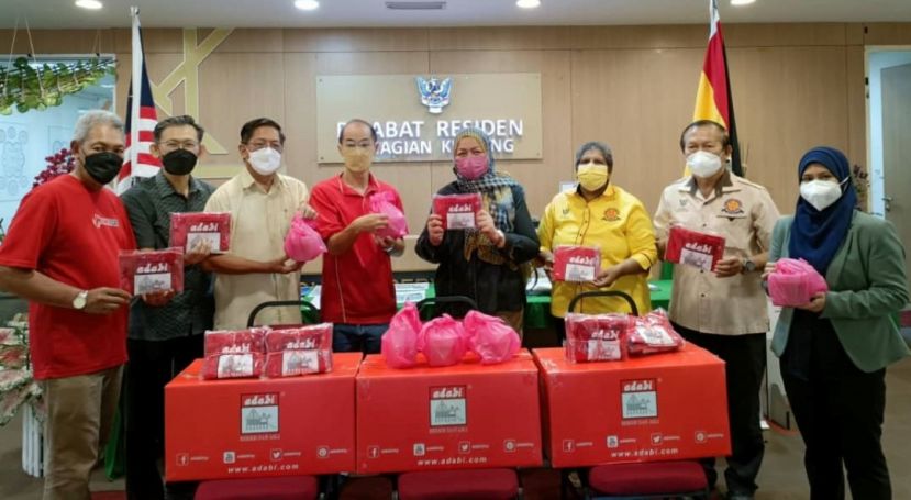  北市行政委员薛华东（左2起）、天猛公拿督陈如飞见证adabi公司代表张元洽移交杂锦粥予古晋省长拿督莎莉娜；左2起为本固鲁严安干、本固鲁露丝林甘等人。