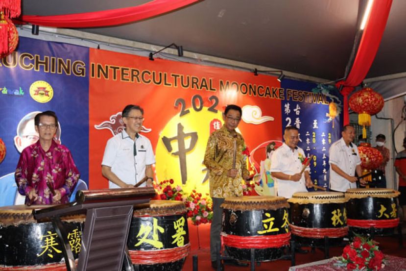 砂拉越旅游、创意产业及表演艺术部长拿督斯里阿都卡林（左三）为古晋文化缤纷庆中秋主持开幕礼，左一为陈兴枝、薛华东、右一起为孙守生与林传政。