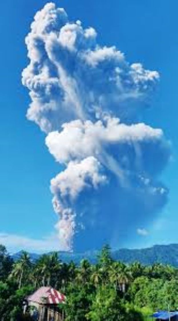 印尼火山喷发已致3名登山者死亡，10人失踪。